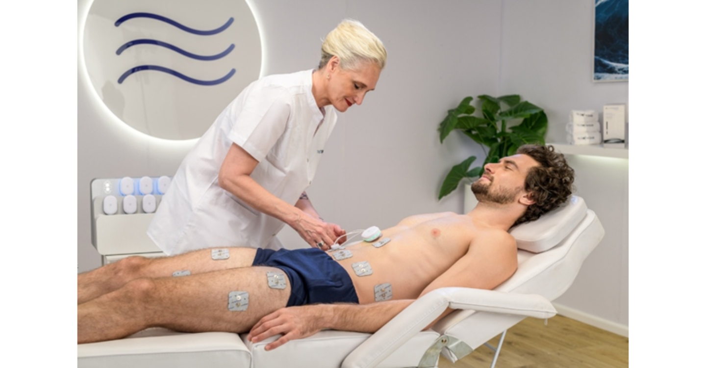 Aesthetic non-invasive ems treatment on men
